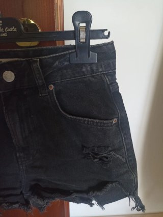 Calzoncini jeans marca Bershka.