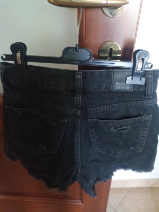 Calzoncini jeans marca Bershka.