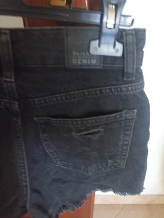 Calzoncini jeans marca Bershka.