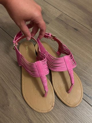 Sandalias rosas con tiras y hebilla