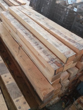 Vigas, listones, postes, palos, puntales de madera