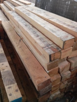 Vigas, listones, postes, palos, puntales de madera