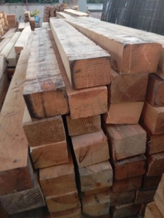 Vigas, listones, postes, palos, puntales de madera