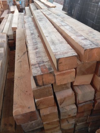 Vigas, listones, postes, palos, puntales de madera