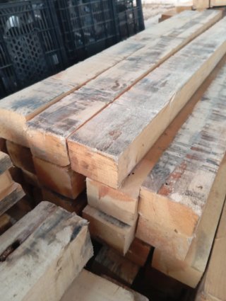Vigas, listones, postes, palos, puntales de madera