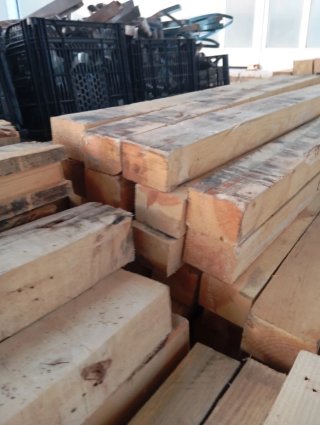 Vigas, listones, postes, palos, puntales de madera