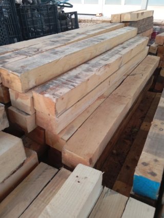 Vigas, listones, postes, palos, puntales de madera