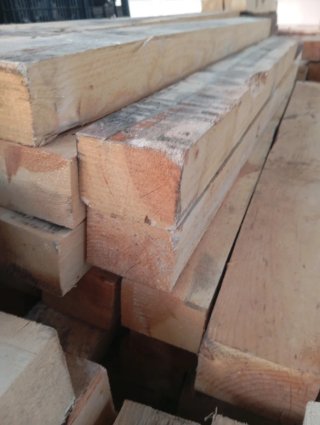 Vigas, listones, postes, palos, puntales de madera