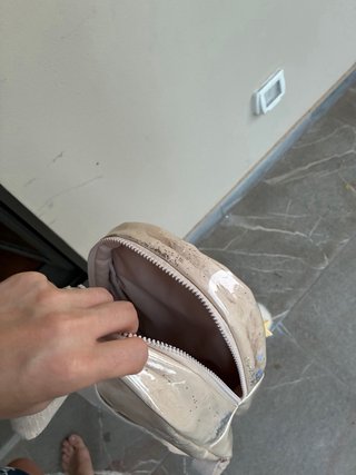 Zainetto beige con glitter e pompon