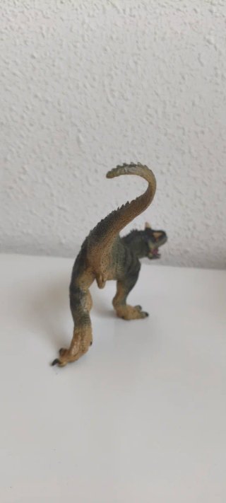 Dinosaurio de plástico duro
