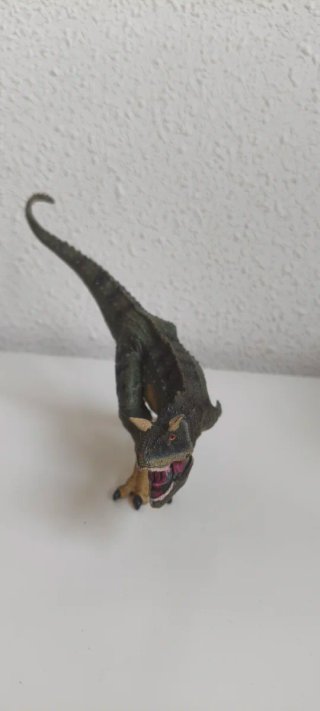 Dinosaurio de plástico duro