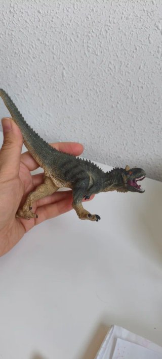 Dinosaurio de plástico duro