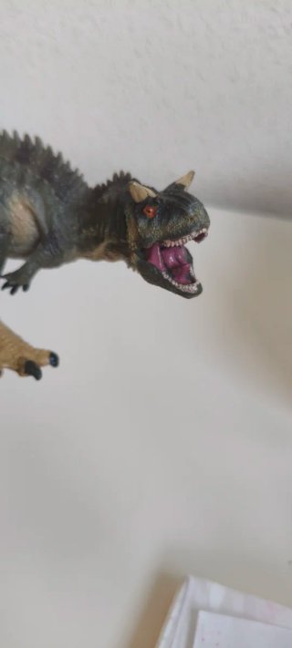 Dinosaurio de plástico duro