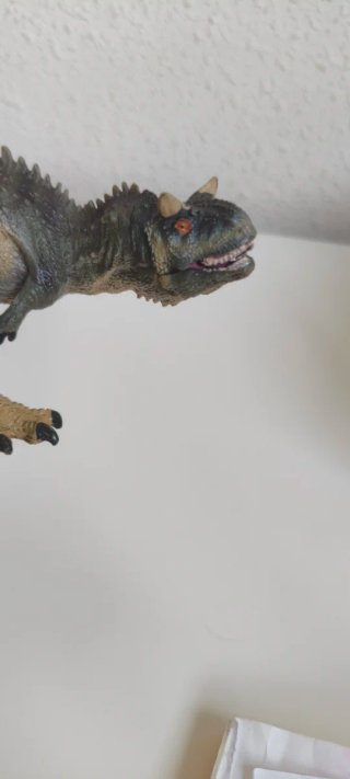 Dinosaurio de plástico duro