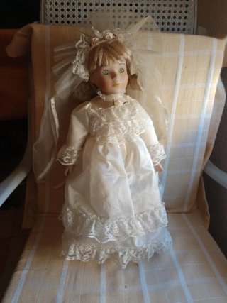Muñeca de porcelana antigua vestida de novia