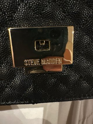 Bolso bandolera Steve Madden negro y dorado