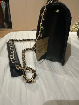Bolso bandolera Steve Madden negro y dorado
