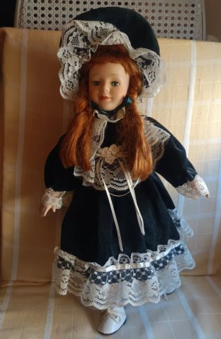 Muñeca de porcelana antigua con vestido