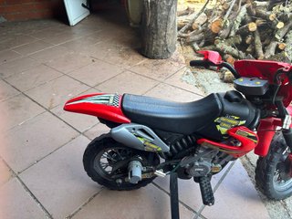 Moto a batería infantil roja