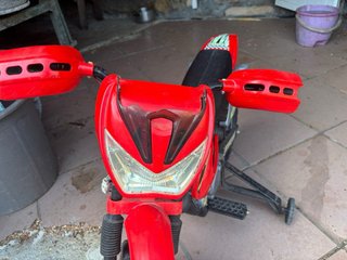 Moto a batería infantil roja