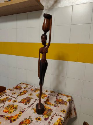 Statua in legno donna africana