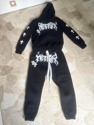 Felpa nera con croci e scritta