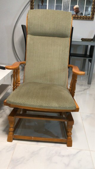Sillón tapizado de madera