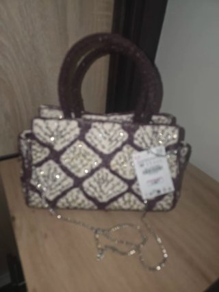 Bolso Zara bordado burdeos y beige, con abalorios