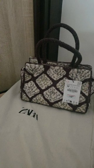Bolso Zara bordado burdeos y beige, con abalorios