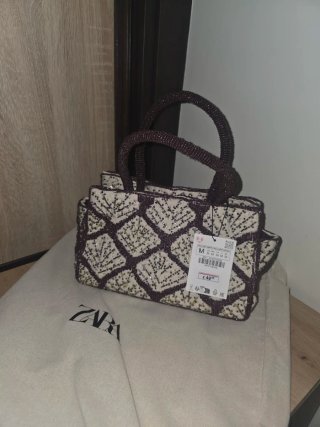 Bolso Zara bordado burdeos y beige, con abalorios