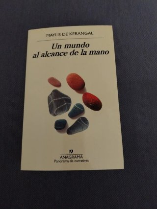 LIBRO "UN MUNDO AL ALCANCE DE LA MANO"