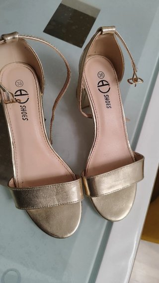 Sandalias elegantes. Una única puesta para boda