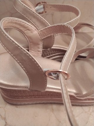 Sandalias cuña doradas