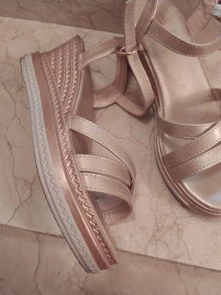 Sandalias cuña doradas