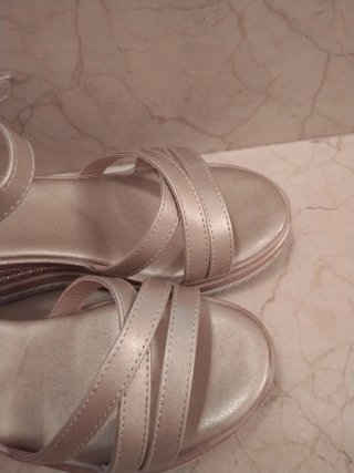 Sandalias cuña doradas