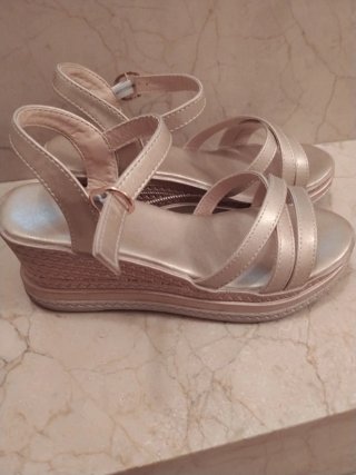 Sandalias cuña doradas