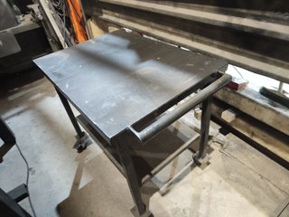 Carro taller móvil con bandejas