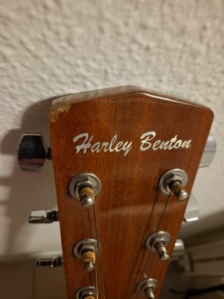 Guitarra acústica con funda negra