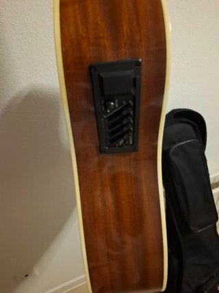 Guitarra acústica con funda negra