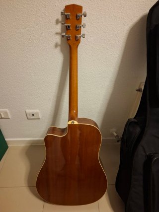 Guitarra acústica con funda negra