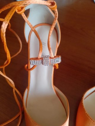 Scarpe arancioni con lacci e strass