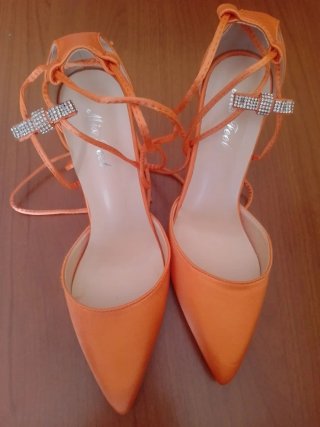 Scarpe arancioni con lacci e strass