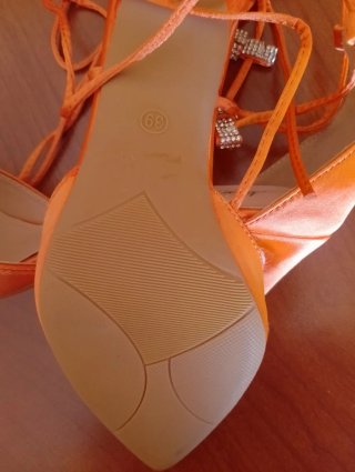Scarpe arancioni con lacci e strass