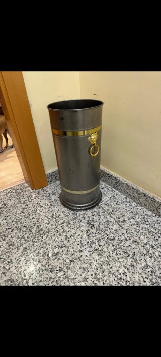 Paragüero metálico con detalle de león