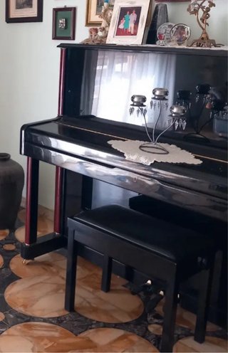 Pianoforte verticale nero