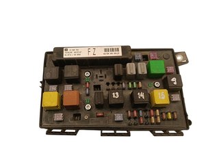 CAJA RELES / FUSIBLES OPEL ASTRA H BERLINA Z19DTH