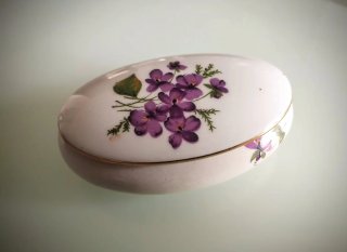 Cofanetto in porcellana con fiori
