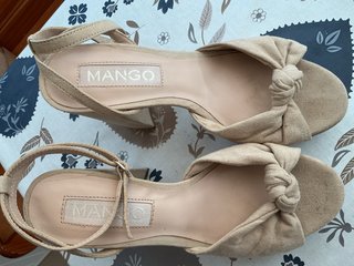 Sandalias Mango tacón beige nudo