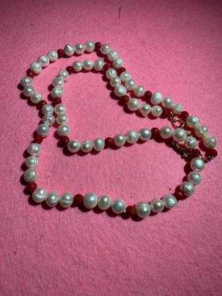Collar de perlas y coral