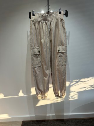 Pantalones de rayas beige y multicolor